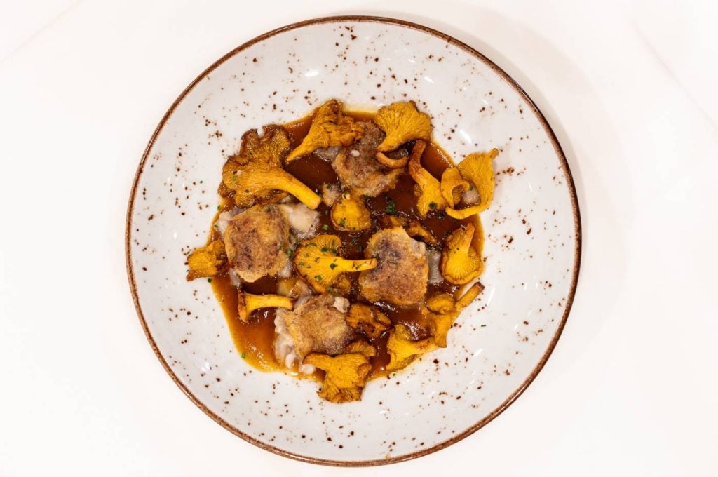 casapedro-Rebozuelos guisados con manitas de cerdo