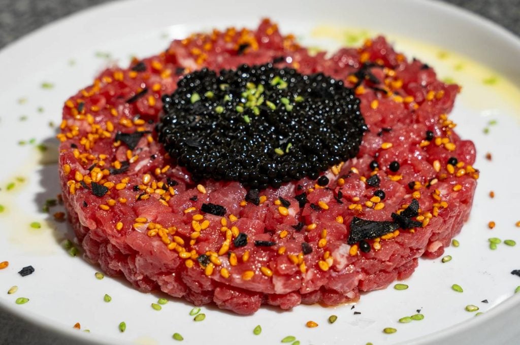 Gafiq_Steak tartar con huevas de trucha