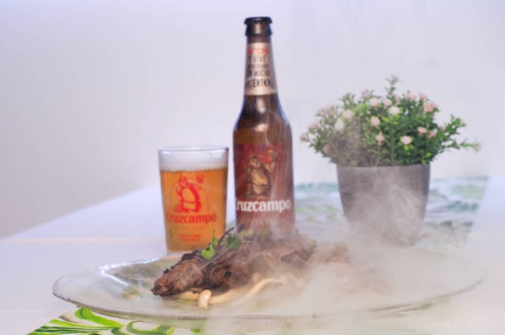 ateneo-Solomillo de jabalí a la brasa con setas shitake y shimeji salteadas, ahumado con virutas de olivo