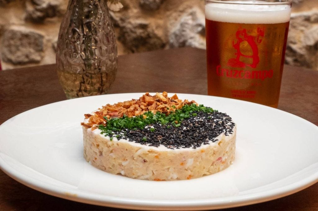 macsura-ensaladilla de gambas con cebolla crujiente y sémola
