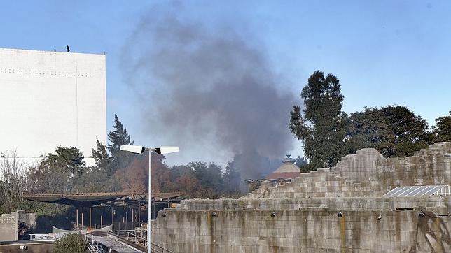 Sale ardiendo una choza de una atracción de Isla Mágica
