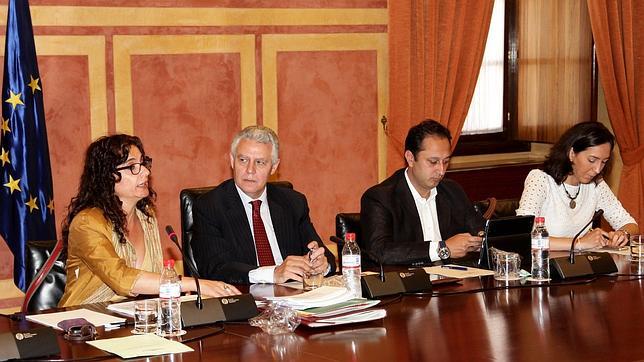 La Junta abre un nuevo frente al Gobierno legislando sobre el aborto
