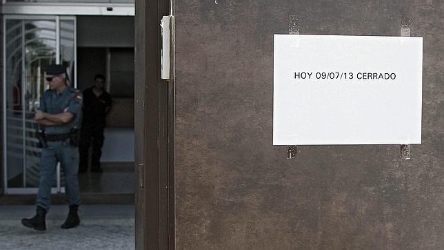 Un agente de la Guardia Civil, ayer en la sede de Fitonovo