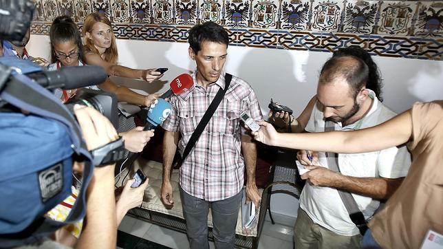 El militante de Torrox, Marcos Antonio Encinas Romero, en la sede del PSOE-A en Sevilla, esta tarde