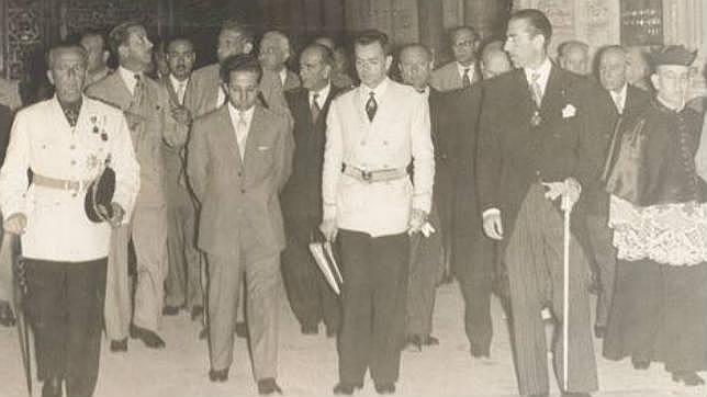El Rey Faisal junto al alcalde Antonio Cruz Conde durante su visita a la Mezquita- Catedral