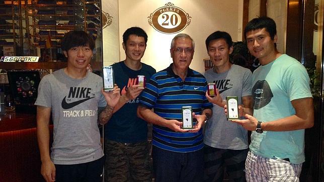 «Goyo» Manzano con los jugadores del Beijing mostrando el aceite de Mágina