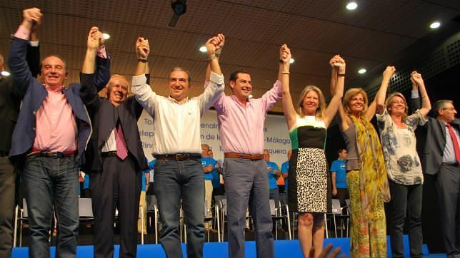 Moreno Bonilla, centro, junto a Elías Bendodo y los alcaldes del PP