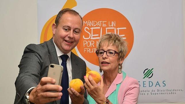La consejera se hace un «selfie» en apoyo de la fruta de Andalucía