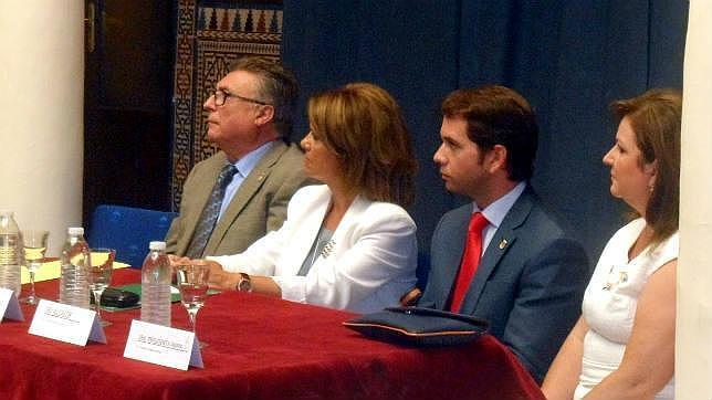 Manuela Gómez (centro), en la inauguración ayer del nuevo curso que tuvo lugar en Cabra