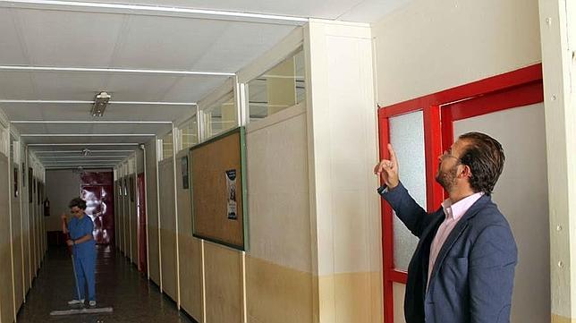 El concejal, Fernando Navas, señala las goteras que sufre el centro de adultos