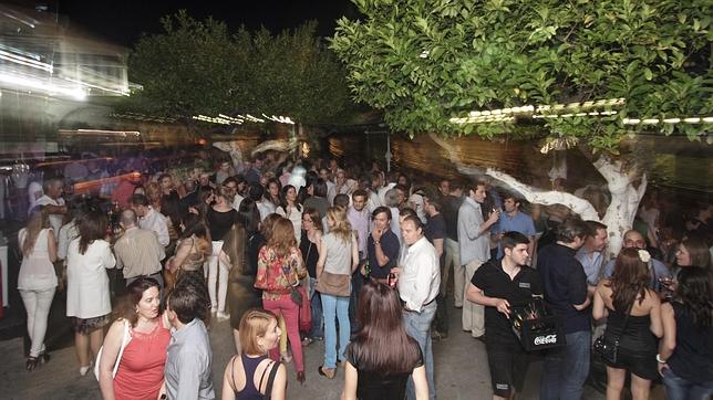 Jóvenes en una terraza de Sevilla