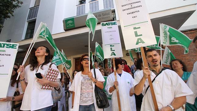Protesta convocada en Sevilla por el Satse contra los recortes