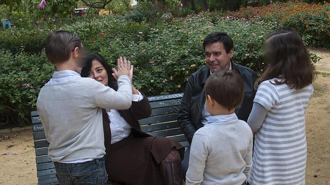 El matrimonio con sus hijos en un parque de Sevilla