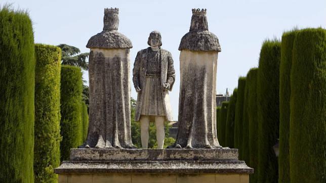 Monumento en el Alcázar que inmortaliza la reunión de Colón con los Reyes
