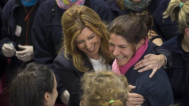 La presidenta durante la visita que realizó ayer a una fábrica en Hinojos