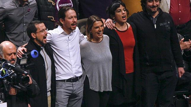 La secretaria general de Podemos Sevilla, Begoña Gutiérrez, –en la imagen entre Pablo Iglesias y Teresa Rodríguez–, no podrá ser candidata a la Alcaldía de Sevilla si logra entrar en el Parlamento andaluz