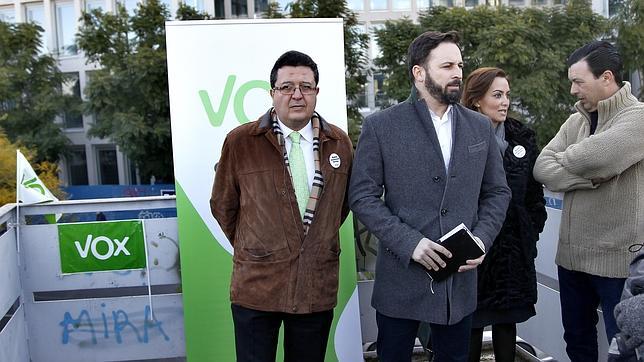 Francisco Serrano, a la izquierda, este lunes, en el día de su presentación como candidato