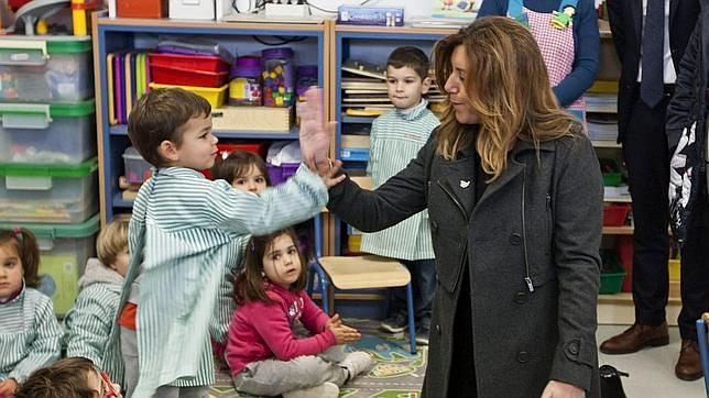 Susana Díaz choca la mano de un niño