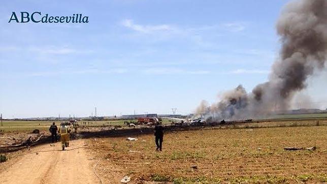 Operaciones de extinción del incendio en el avión estrellado