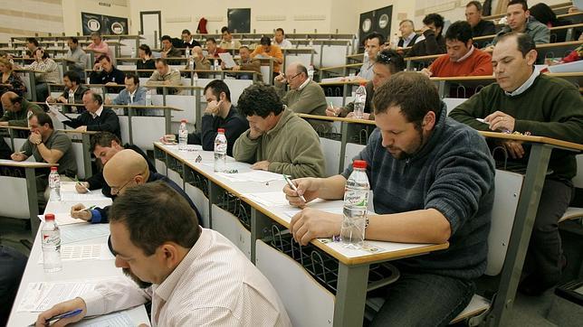 Opositores del SAS en el examen de una anterior convocatoria