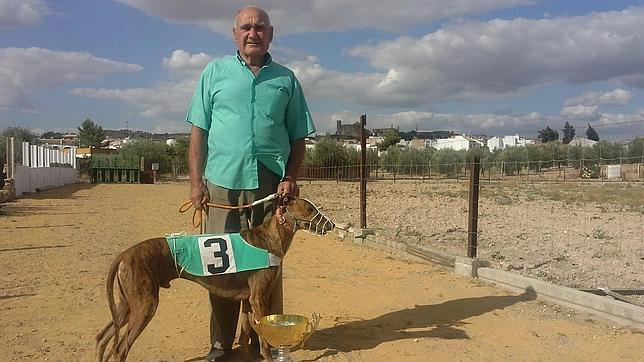 José María Rodríguez, junto a su galgo «Kubala», en el canódromo