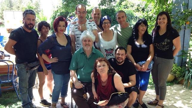 El director manchego con parte de su equipo en la Huerta La Cansina