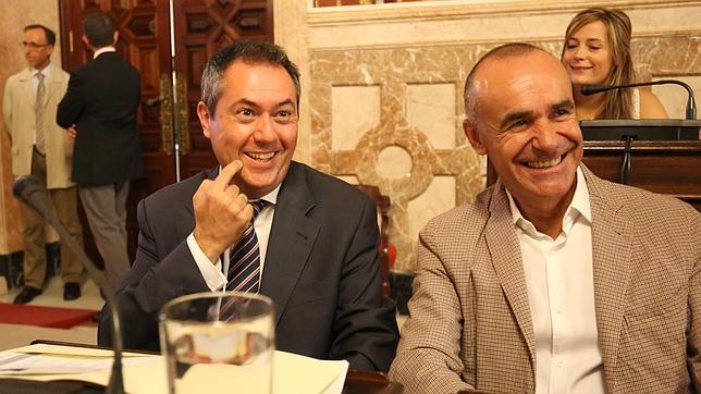 El alcalde, Juan Espadas, y el delegado de Urbanismo, Antonio Muñoz, este viernes en el Pleno