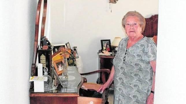 Consuelo García, víctima del robo, en su domicilio de Villa del Río