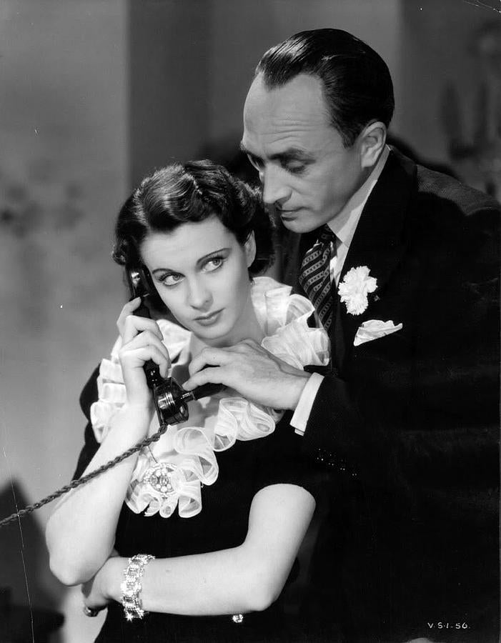 [Imagen: 1937-la-mujer-enigma--701x900.jpg]