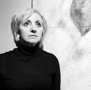 G. LOBATO La autora junto a sus instalaciones en la galería Nuevoarte
