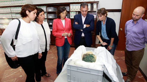 Rosa Aguilar y José Luiz Sanz han visitado los trabajos del tesoro de Tomares