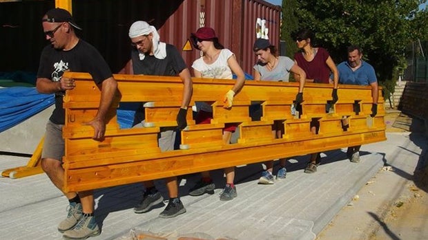 Voluntarios en las obras del aula de convivencia