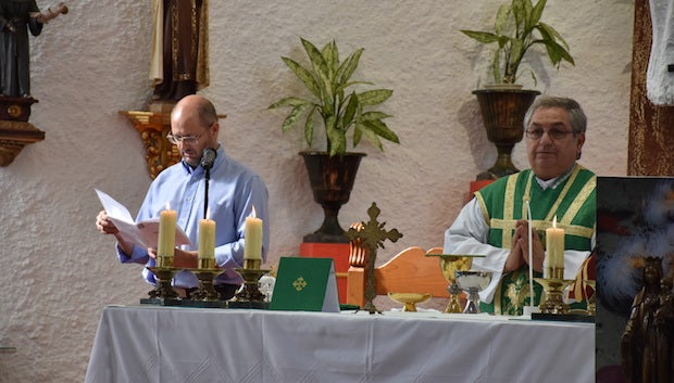 Don Ferderico Cortés en la iglesia de Santa Teresa en Mijas