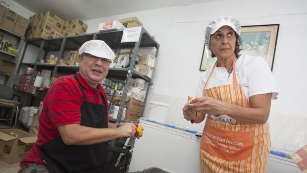 Voluntarios trabaando en el comedor social de Prolibertas en Trinitarios