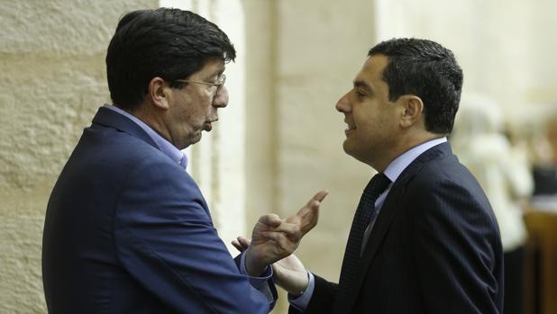 Juan Marín y Juanma Moreno conversan en el Salón de Plenos