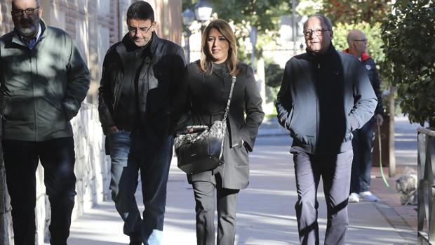 Susana Díaz acompañada por sus hombres de confianza, Máximo Díaz-Cano, Mario Jiménez y Juan Cornejo