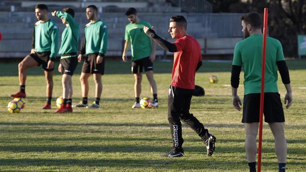El entrenador del Córdoba CF, Jorge Romero, da instrucciones en la sesión