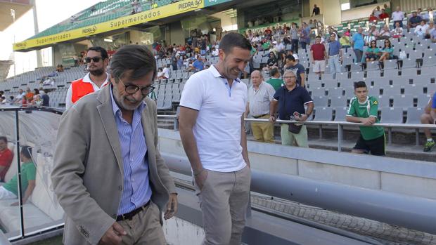 Carlos González, izquierda, sonríe, junto a Luis Carrión, en su última aparición pública en un partido