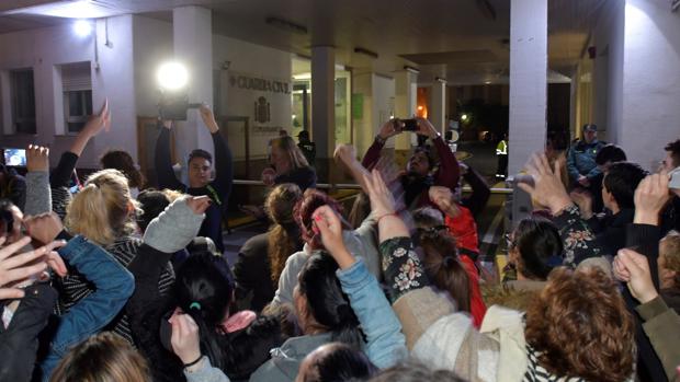 Cientos de personas se agolpan frente a la comandancia de la Guardia Civil de Almería