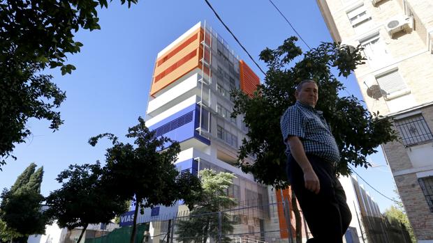 La antigua Escuela Normal de Magisterio, entre los bloques antiguos del barrio del Sector Sur