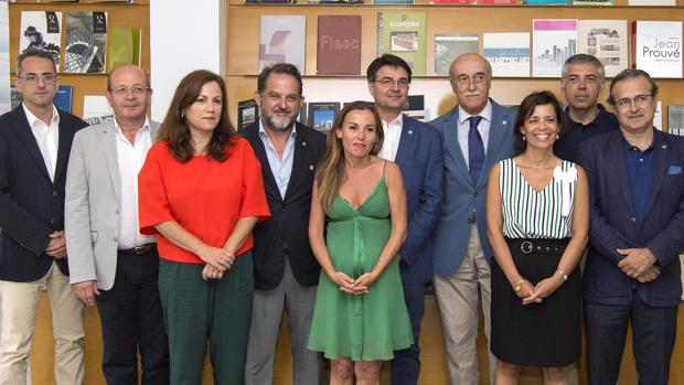 La presidenta del Cacoa, en el centro, rodeada del secretario general y los 8 presidentes de los ocho colegios de arquitectos de Andalucía