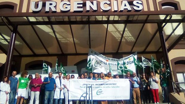 Portesta a las puertas de Urgencias del Hospital Civil
