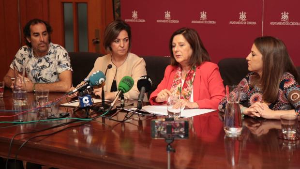 En el centro, la consejera María José Sánchez, junto a la alcaldesa Isabel Ambrosio y Esther Ruiz