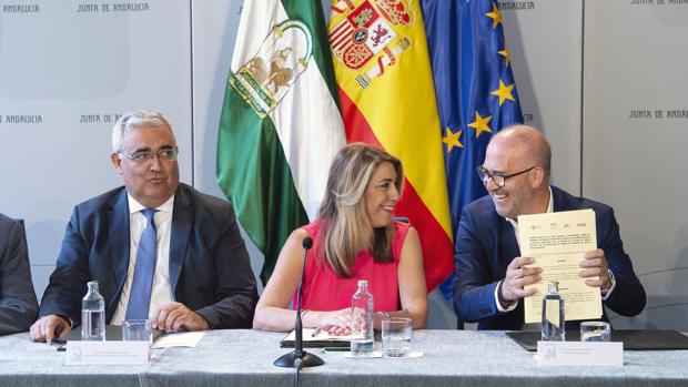 Susana Díaz charla con el presidente de CSIF Andalucía, en presencia de su consejero Ramírez de Arellano
