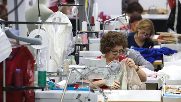 Trabajadoras en un taller de confección de trajes de novios en Fuente Palmera