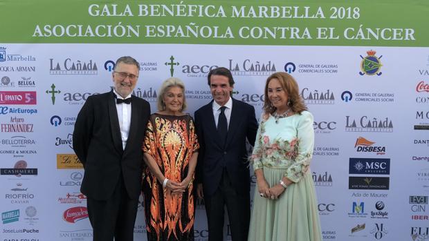 José María Aznar a su llegada con los afitriones del evento