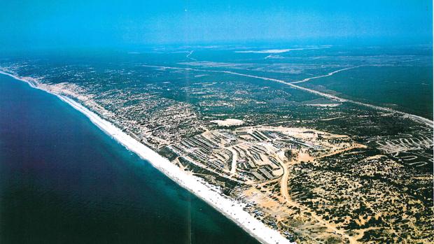 Foto aérea de las 700 hectáreas junto al mar donde se proyecto el compejo turístico Costa Doñana