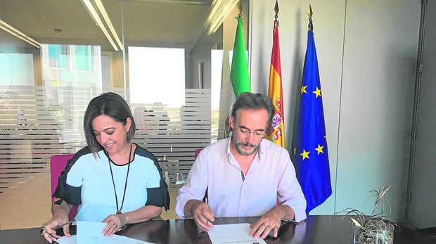 La alcaldesa y el consejero de Fomento firmando el protocolo