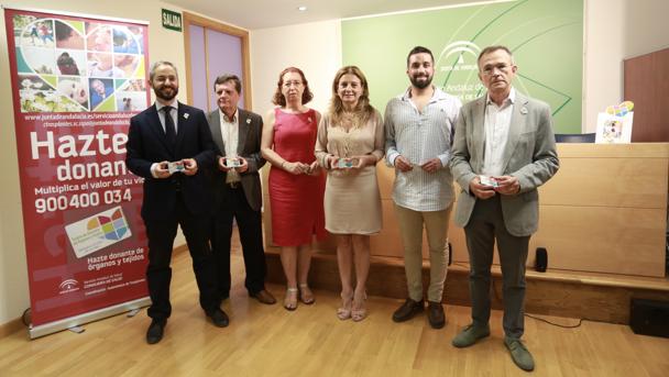 La consejera de Salud, Marina Álvarez, junto al equipo de médicos y el paciente trasplantado