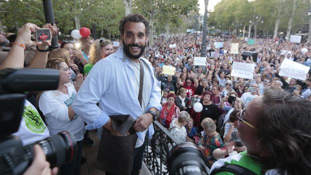 Jesús Candel, en una concentración de apoyo a este médico